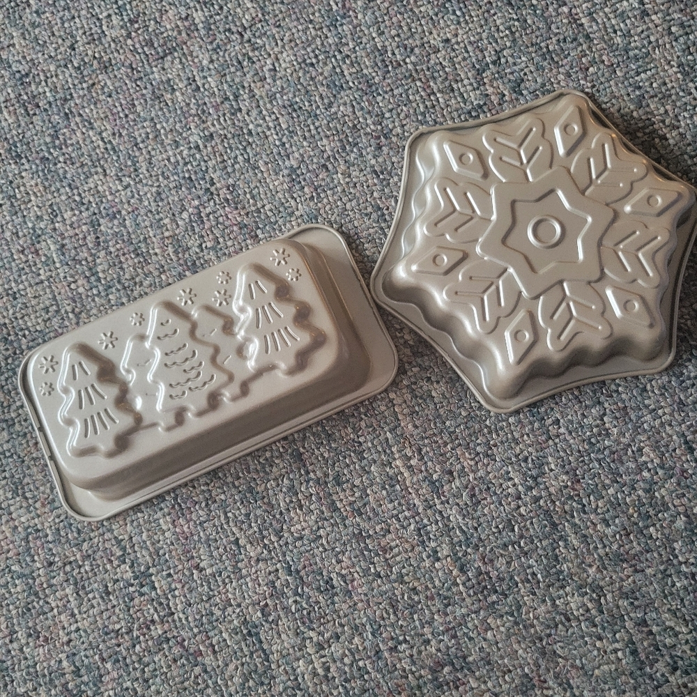 Celebrate It!  Holiday/winter Themed Cake Pan Set